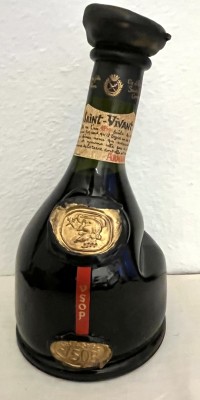 Saint-Vivant Armagnac, Glaswachs-Schulterknopf, 1500 ml. Flasche mit geneigtem Hals, in einer Holzkiste gelagert.