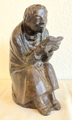 Barlach, Ernst (1870-1938), Der Vorleser, Bronzeskulptur. Ein sitzender, über ein Buch gebeugter Mann.