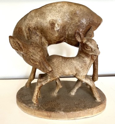 Rempel, Rudolf (1892-1970) Ricke mit Kitz, Keramikskulptur. Hellrote Scherben mit brauner/weißlicher Laufglasur.