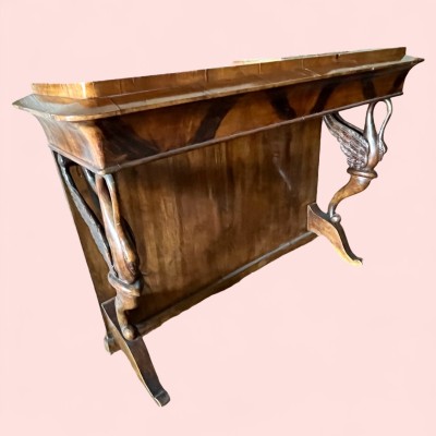 Wandkonsole, Anfang 19. Jahrhundert, verschiedene Hölzer. Sehr schöne Schnitzerei in Form von Schwanenhälsen als Stützen für die Konsolplatte. In dieser Qualität selten im Markt befindliches Möbel. Platte mit Altersspuren.