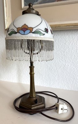 Tischlampe mit Blumendekor.