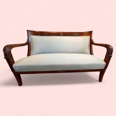 Empire Sofa, Zweisitzer, Mitte 19. Jahrhundert, Mahagoni. Mit neuer Polsterung und schönen Metallapplikationen.