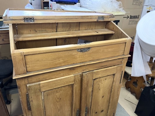 Stehpult mit Klappe, Weichholz.unten/hinten für z.B. Sockelleiste ausgesägt, Sockelholz lose, altersbedingte Abnutzung, ohne Schlüssel, Schloss antik.