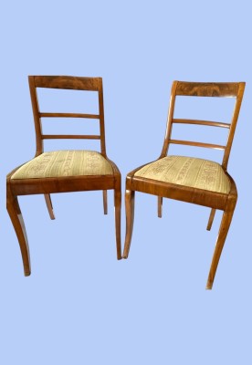 Biedermeier Stühle, sechs Stück, Nussbaum, um 1830.