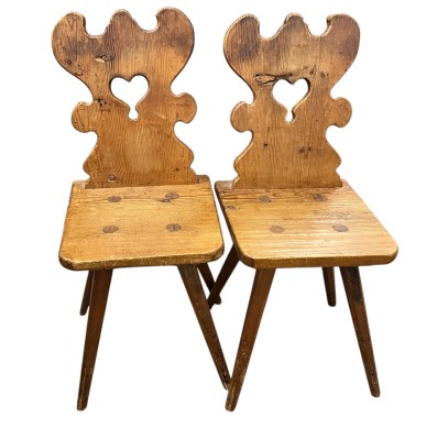 Bauernhausstühle, zwei Stück, Weichholz. Ausgelassenes Herz in der Rückenlehne.