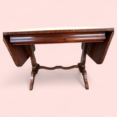 Biedermeier-Tisch mit zwei klappbaren Seitenteilen, Nussbaum, Anfang 19. Jahrhundert.