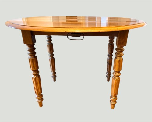 Tisch mit zwei Einlegern, klappbar, Nussbaum, Ende 19. Jahrhundert. Sehr flexibel einsetzbares Möbel mit einer Länge von 47 cm-153 cm, sowie als Rundtisch, mit geringen Altersspuren und schönen Sternintarsien.