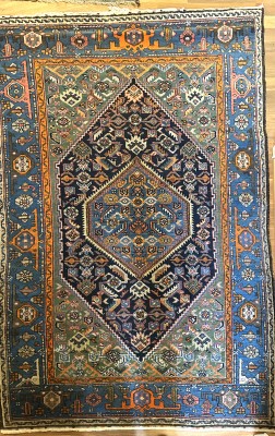 Sandjan-Teppich, grüngrundig.