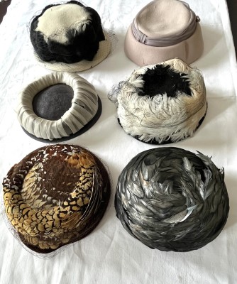 Damenhüte aus den 20er Jahren, in großer Hut-Box, sechs Stück.