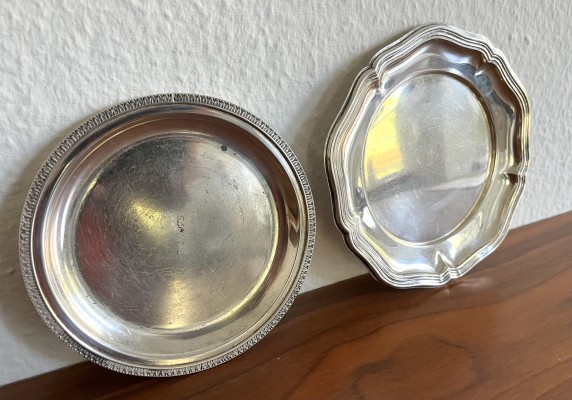Silberteller, zwei Stück, 800/835 Silber.