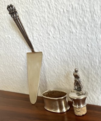 Silber Konvolut, 800/835 Silber, bestehend aus einem Kuchenheber, einem Serviettenring und einem Flaschenkork.