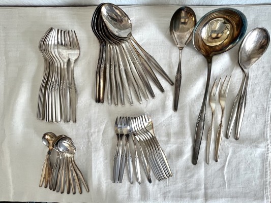 WMF Speisebesteck, 800 Silber. Bestehend aus zwölf großen Löffeln, elf kleine Löffel, zwölf große Gabeln, zwölf Kuchengabeln, zwei Salatlöffel, ein Suppenschöpfer, zwei Fleischgabeln, ein Beilagenlöffel,.