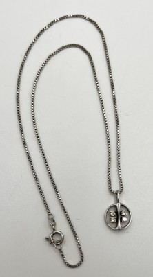 Brillantanhänger an Kette, 585 Weißgold, vier Brillanten je ca. 0,02 ct. Runder, durchbrochener Anhänger mit geometrisch angeordneten Brillanten.