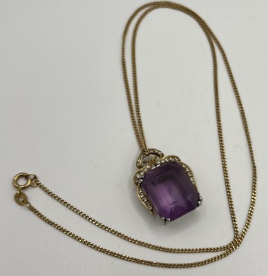 Amethyst Anhänger an Kette, 585 Bicolor/750 Gelbgold. Amethyst in bicolorer Fassung in Schleifenform,