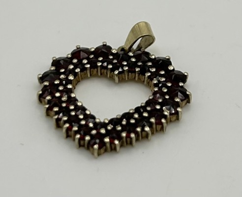 Anhänger, Granatherz, 585 Gelbgold. Feiner Anhänger in Form eines Umriss eines Herzens.