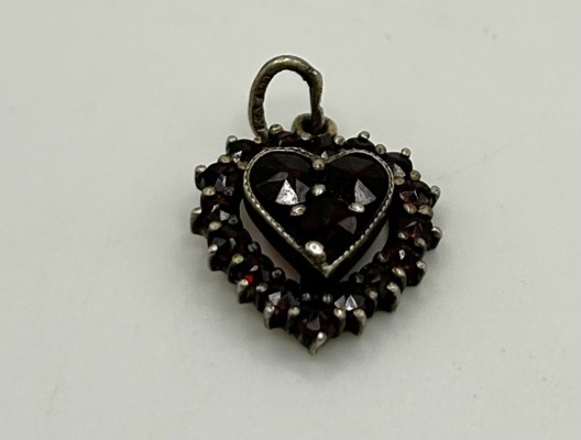 Anhänger, Granatherz, 585 Gelbgold. Anhänger in Form eines ausgefüllten Herzens.