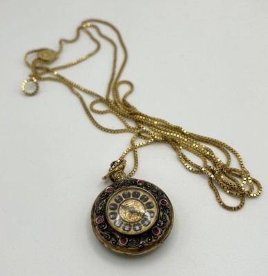 Anhänger mit Miniaturgemälde und Taschenuhr, an doppelter Kette. Feines Miniaturgemälde mit Signatur, diese unleserlich. Taschenuhr konnte nicht geöffnet werden, Funktion ungeprüft. Römische Ziffern.