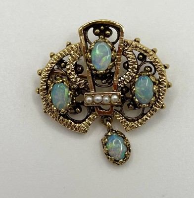 Anhänger/Brosche im Jugendstil, vergoldet, mit vier Opalen und vier kleinen Biwaperlen. Filigran gearbeitet - ein echter Hingucker.
