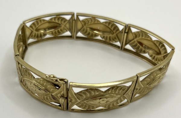 Armband, 585 Gelbgold, Steckverschluss. Sieben Kettenglieder in leicht gebogener Form in Blüten-Design. Schöne Goldschmiedearbeit mit durchbrochenen Elementen.