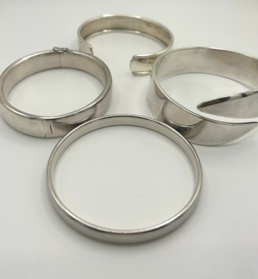 Armreif, vier Stück, 925 Sterlingsilber. Klassische Silberreifen. Einer mit Öffnung, einer geschlossen, einer mit Steckverschluss und Sicherheitsacht und einer gewunden.