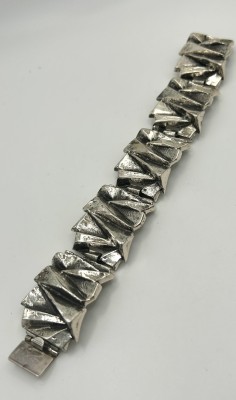 Armband, 835 Silber, gegliedert. Grobes Armband in dreidimensionalen Design. Mit Steckverschluss