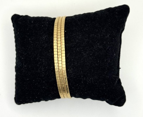 Armband, 585 Gelbgold, drei-strängig. Klassische Goldschmiedearbeit, drei Goldstränge münden in einem Steckverschluss mit Sicherheitsacht. Länge 20 cm, Gewicht 21,03g.