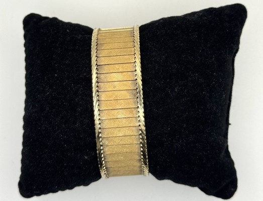 Goldarmband, 585 Gelbgold. Breites Armband mit horizontalen Gliedern. Steckverschluss mit Sicherheitsacht.