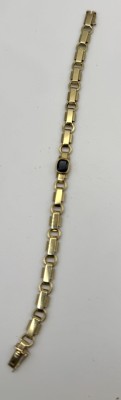 Saphir Armband, 585 Gelbgold, gegliedert. Gegliedertes Armband mit mittig gefasstem, rechteckigen Saphir. Steckverschluss mit Sicherheitsacht. Länge 18 cm, Gewicht 9,35g.