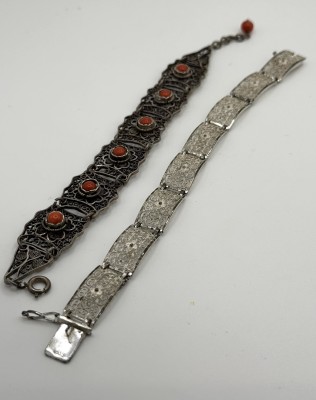 Armband, zwei Stück, eins 835 Silber. Viereckige Glieder mit durchbrochenen Elementen.