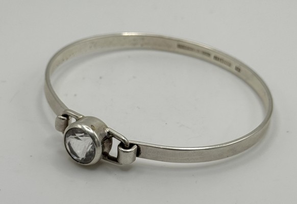 Armspange, Made in Finnland, 925 Sterlingsilber. Klassische Armspange mit mittig gefasstem Farbstein.