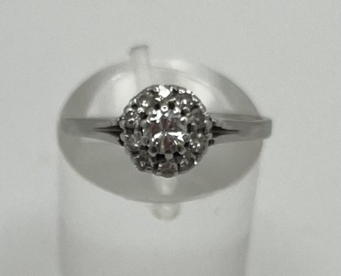 Brillantring, 585 Weißgold, mittiger Brillant um 0,15 ct, Größe 55. Mittiger Brillant wird von weiteren zehn Brillanten umrandet. Klassisches und zeitloses Schmuckstück.