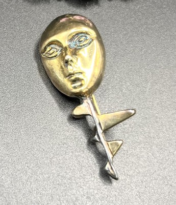 Bustamante, Sergio (1949 geboren) Brosche, 925 Sterlingsilber. Abstrakte Darstellung eines Kopfes in Form einer Brosche.