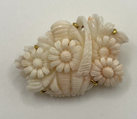 Brosche, weiße Koralle, 750 Gelbgold, 30er Jahre. Geschnitzt als Körbchen mit Blumeneinlage.