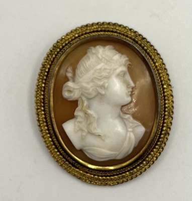 Muschel-Camée-Brosche, antik, vergoldet.