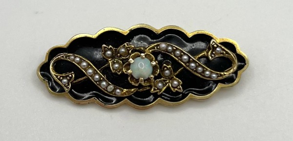 Emaille-Brosche mit vielen kleinen Perlen und mittigem Opal, Wiener Jugendstil, 585 Gelbgold.
