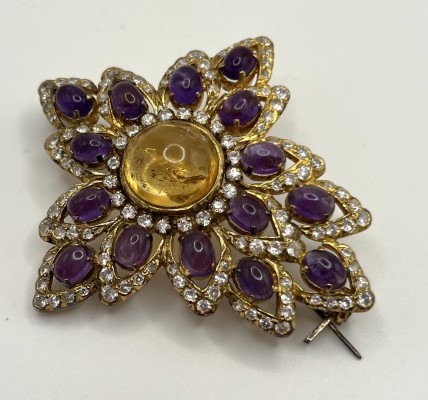 Brosche, mit 15 Amethysten, einem Citrin und Zirkonia, vergoldet. Ein echter Hingucker in großer Blütenform.