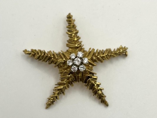 Brosche, Seestern, 750 Gelbgold, mit sieben Brillanten, je um 0,1ct. Strukturiertes Design mit hervorgehobenen Brillanten in der Mitte des Sterns.