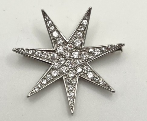 Brillantbrosche, Stern, 750 Weißgold, größte Brillanten je um 0,03ct. Leicht gebogener Stern, wodurch die Strahlkraft der Brillanten hervorgehoben wird.