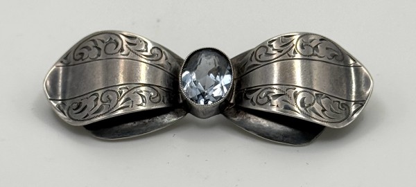 Brosche Schleife mit blauem Farbstein, 835er Silber.