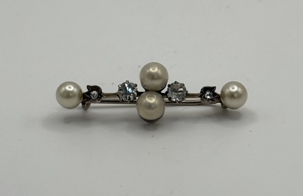 Brosche, besetzt mit vier Zirkonia und vier weißen Perlen, 800er Silber.
