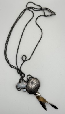 Burger, Peter (1952 geboren), Anhänger mit Kette, 750 Gold. Moderner Anhänger mit verschiedenen Elementen, rückseitig punziert und signiert 