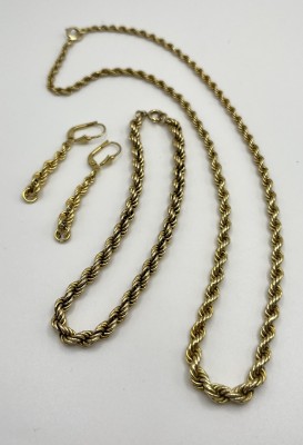 Schmuckkonvolut, drei-teilig, 585 Gelbgold, bestehend aus Halskette, Armband und paar Ohrhänger. Im zeitlosen Kordeldesign.
