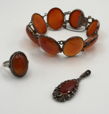 Karneol-Set, ein Armband, ein Anhänger und ein Ring, Größe 52. Ovale Karneole in schön gearbeiteter Fassung.