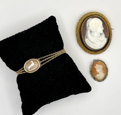 Muschelcamée Konvolut, Armband und zwei Broschen. Feines drei-strängiges Armband, sowie zwei Broschen in groß und klein.