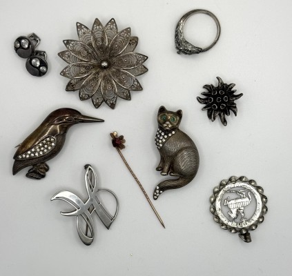 Silberkonvolut, 835/925 Sterlingsilber. Zwei Ohrstecker, vier Broschen und ein Anhänger. Sowie ein Ring, ein Anhänger und eine Nadel ohne Punzierung.