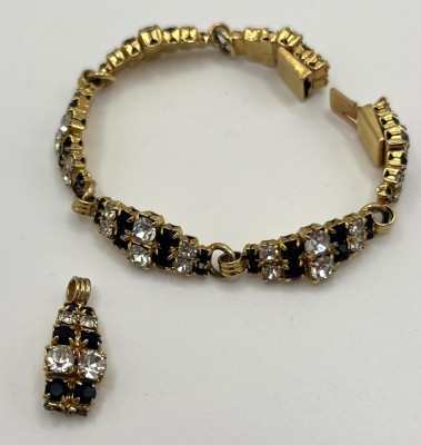 Prunkvolles Armband, vergoldet, mit Zirkonia und roten Glassteinen. Sechs Glieder leicht gebogen mit Steckschließe, reichlich besetzt mit Zirkonia und roten Glassteinen.