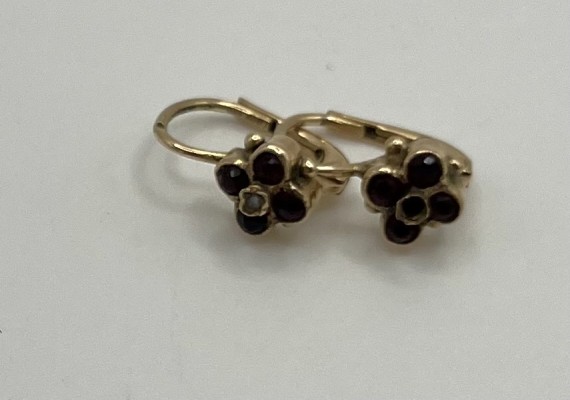 Ohrhänger und Anhänger, Modeschmuck, mit blauen Emaille Einlagen, vergoldet. In feinem Design. Emaille teilweise schon abgeblättert.