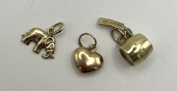 Anhänger für ein Armband, drei Stück, vergoldet. In Form eines Elefanten, eines Herzens und eines Kruges.