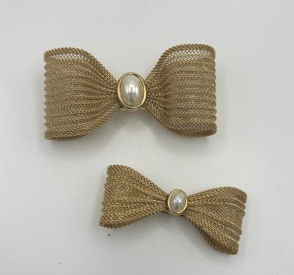 Brosche, zwei Stück, vergoldet, in Form von Schleifen. Fein gearbeitet und repräsentativ.