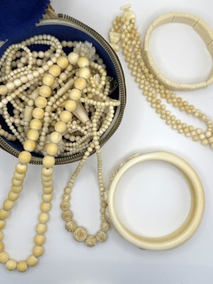 Modeschmuck Konvolut, Bein, Ketten, Armreifen, paar Ohrstecker. Feine Schnitzereien.